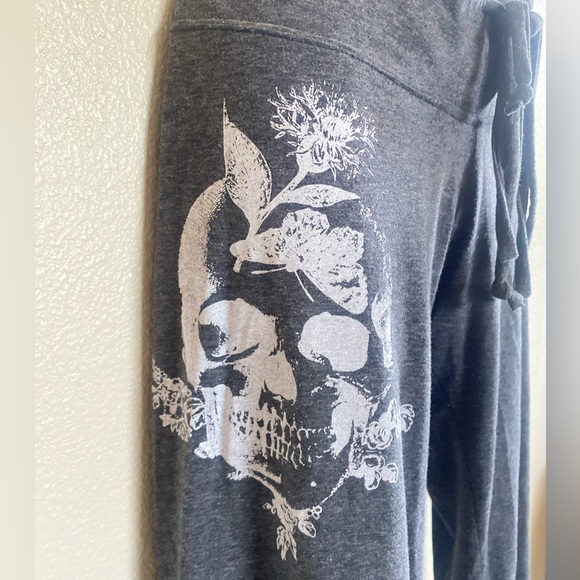 NWOT Gray 3/4 length lightweight drawstring joggers with floral skull design - Picture 2 of 6